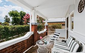 Court House Hideaway - Country Comfort In Town